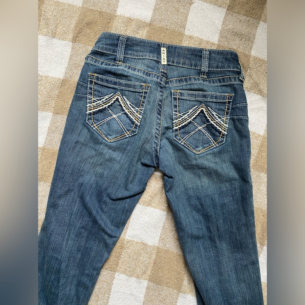 Ariat mid rise mid wash bootcut jeans! Worn maybe 3 times!